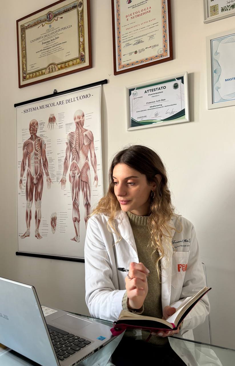 Francesca Actis Dato, biologa nutrizionista, al lavoro nel suo studio