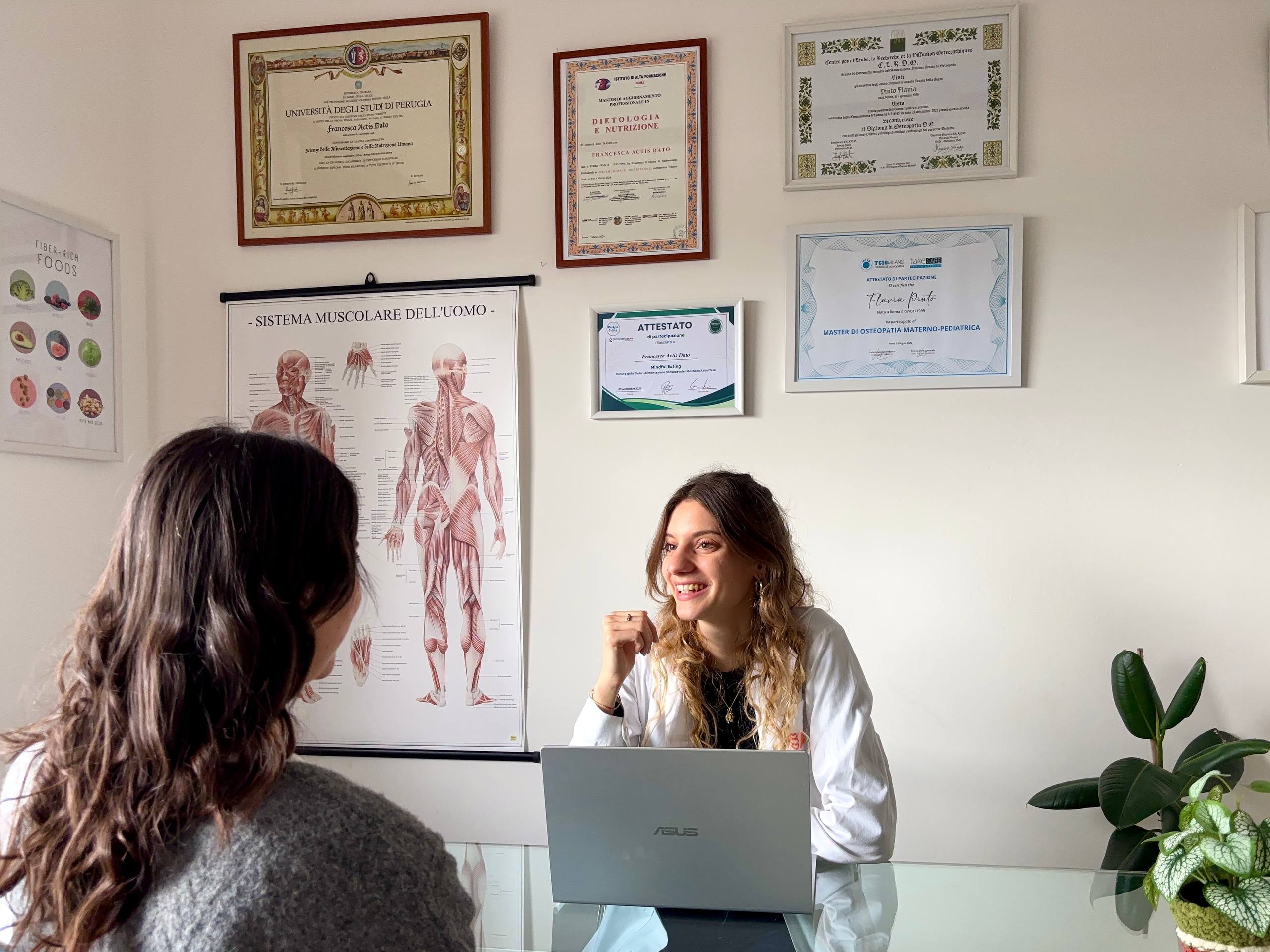Francesca Actis Dato durante una visita nutrizionale nel suo studio a Roma